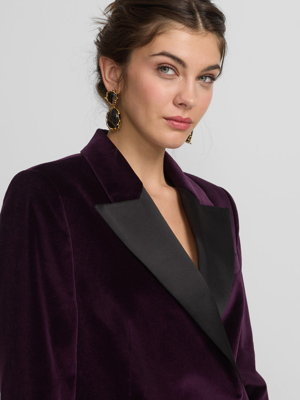 Americana cruzada solapa negra terciopelo morada