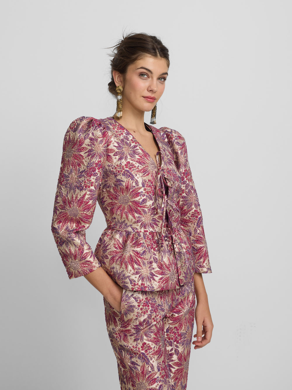 Blusa lazos estampado flores rosas y moradas