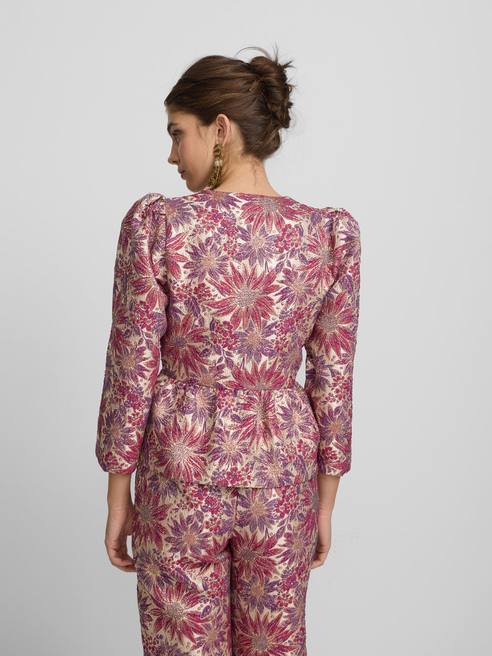 Blusa lazos estampado flores rosas y moradas