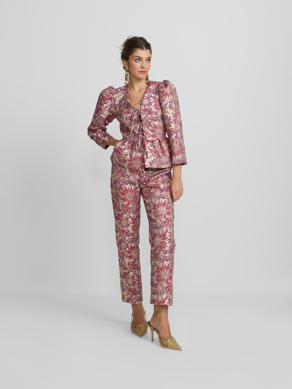 Pantalon de vestir estampado flores rosas y moradas