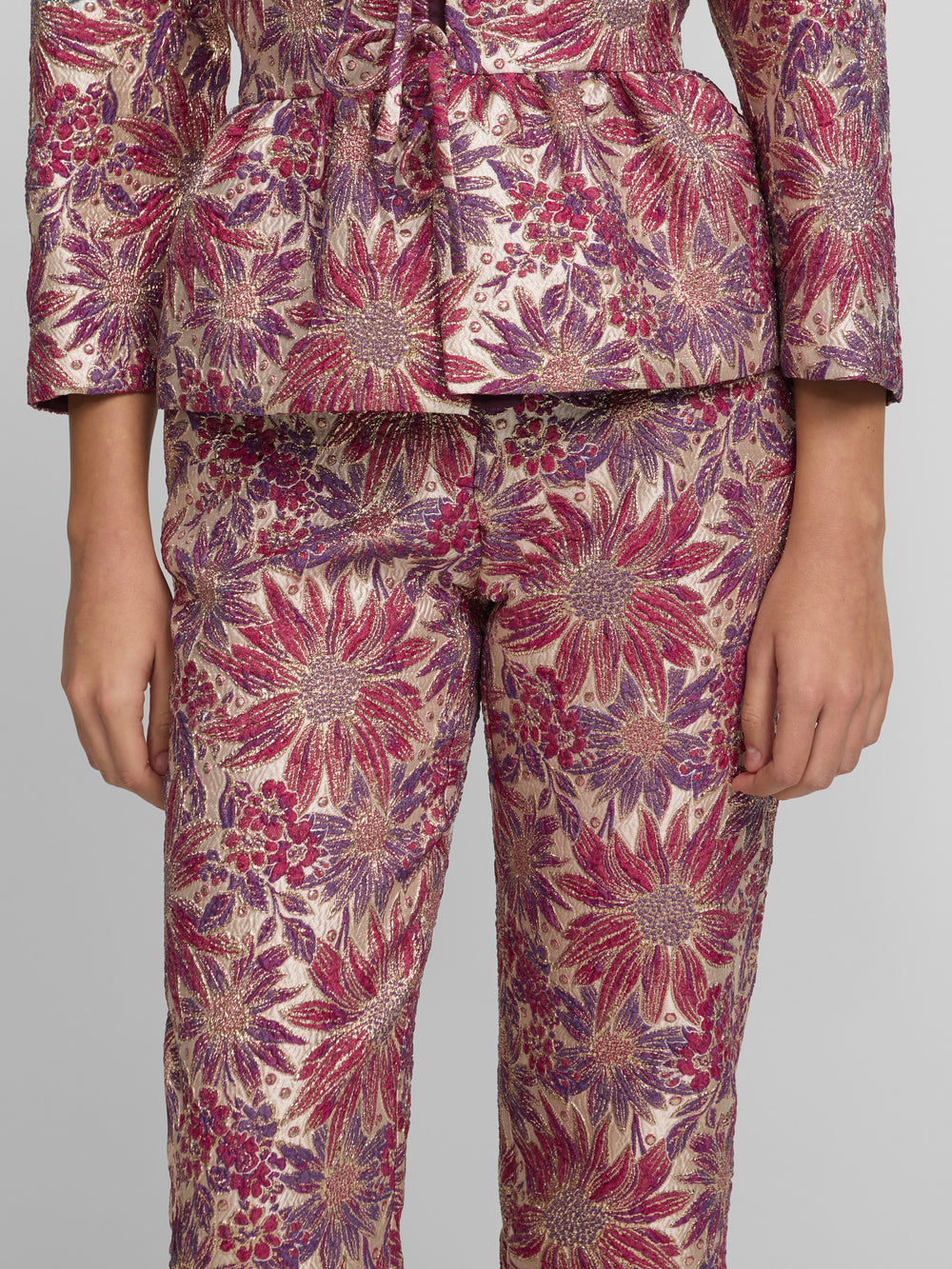 Pantalon de vestir estampado flores rosas y moradas