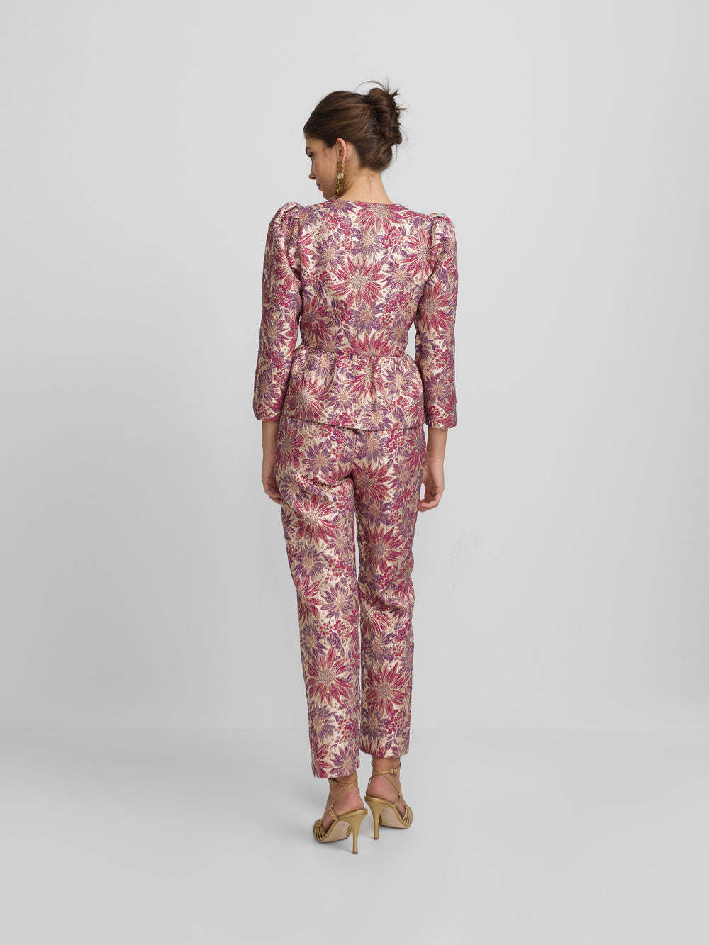 Pantalon de vestir estampado flores rosas y moradas