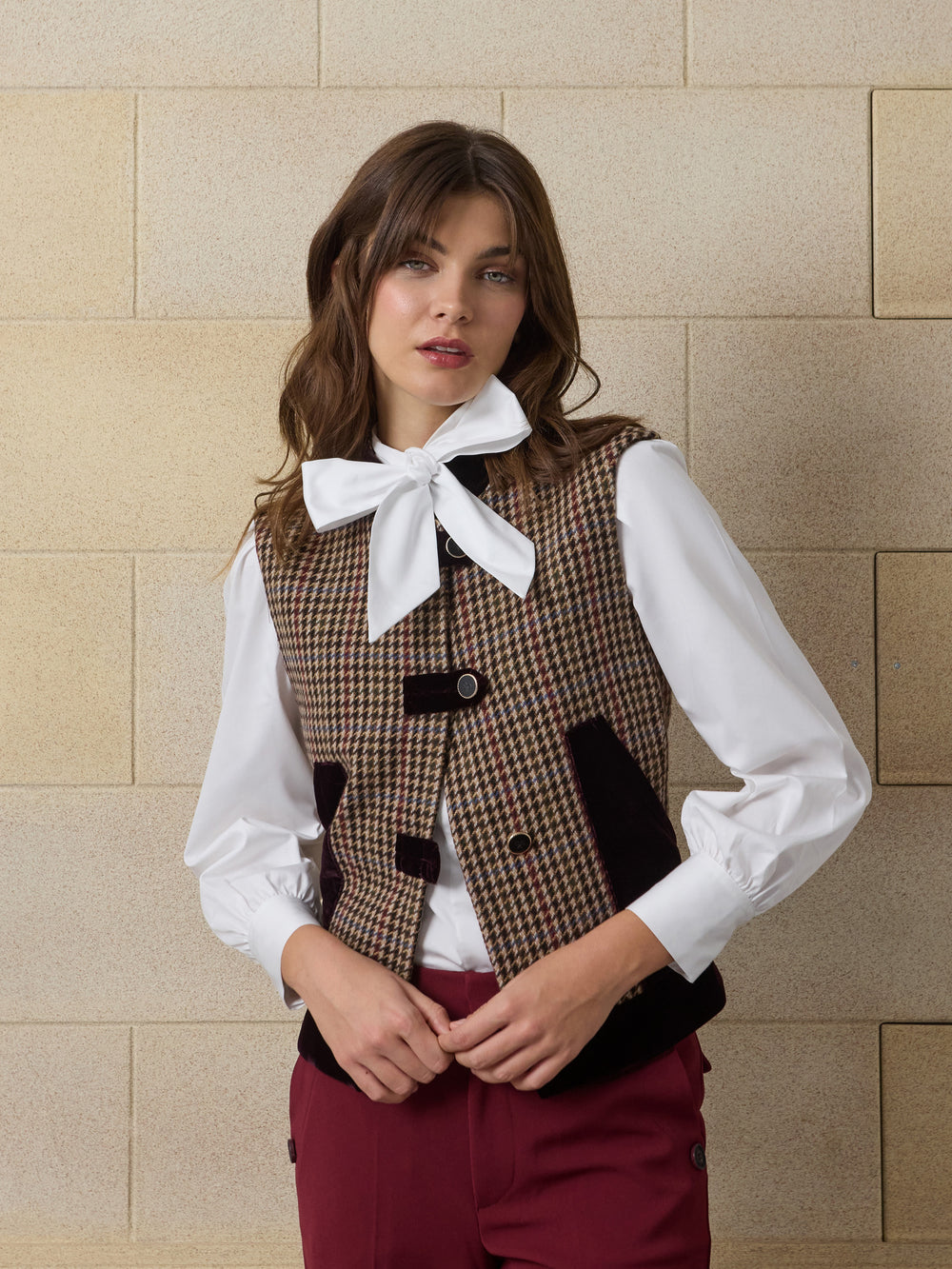 Chaleco unique detalles pata de gallo burdeos