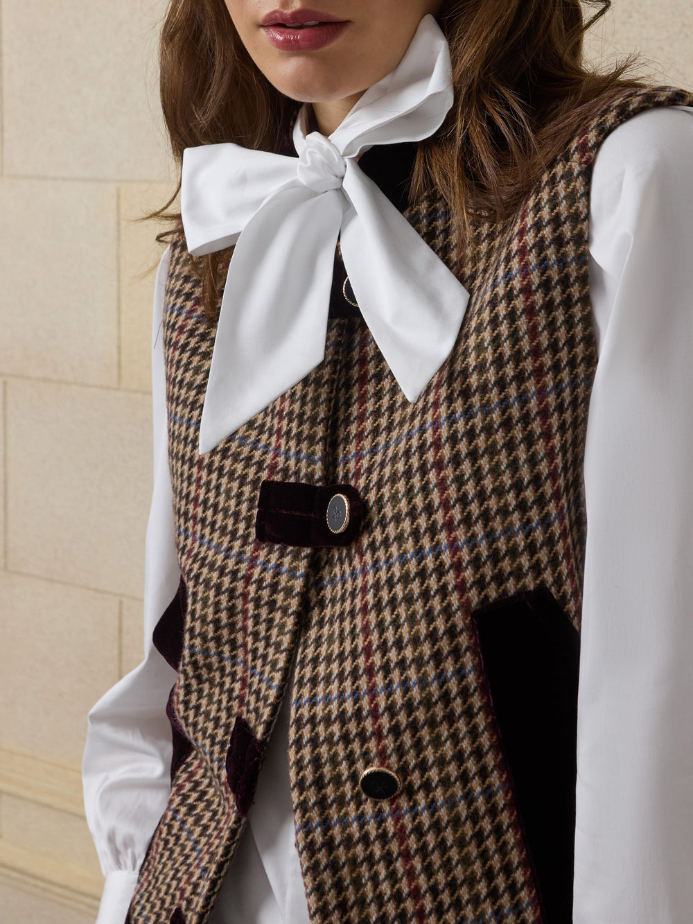 Chaleco unique detalles pata de gallo burdeos