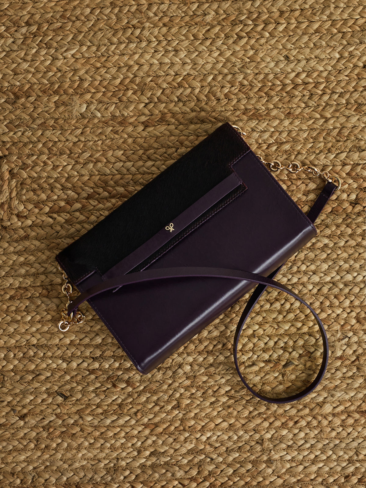 Bolsa de pele roxa com aba