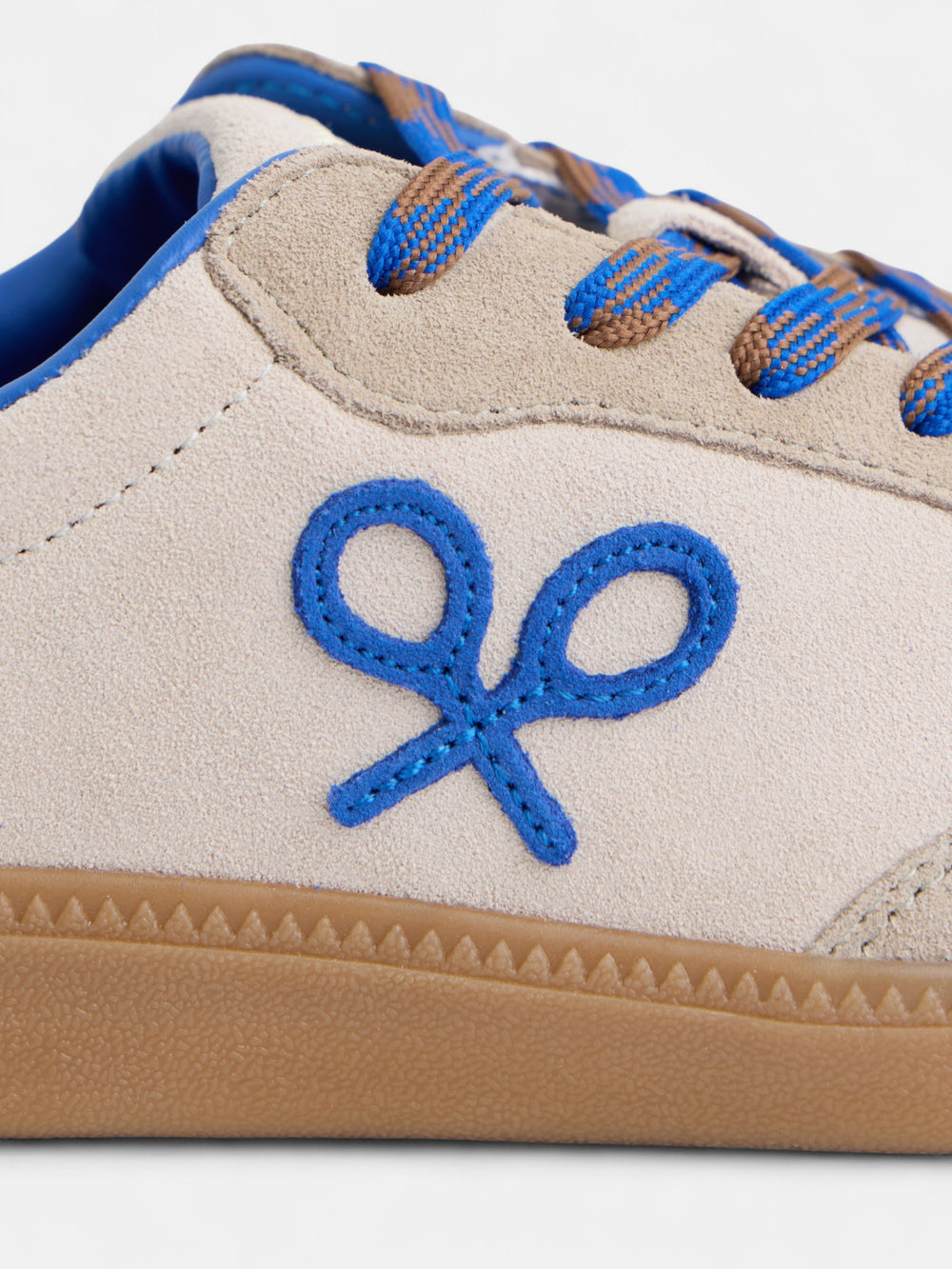 Beige and blue racket shoe