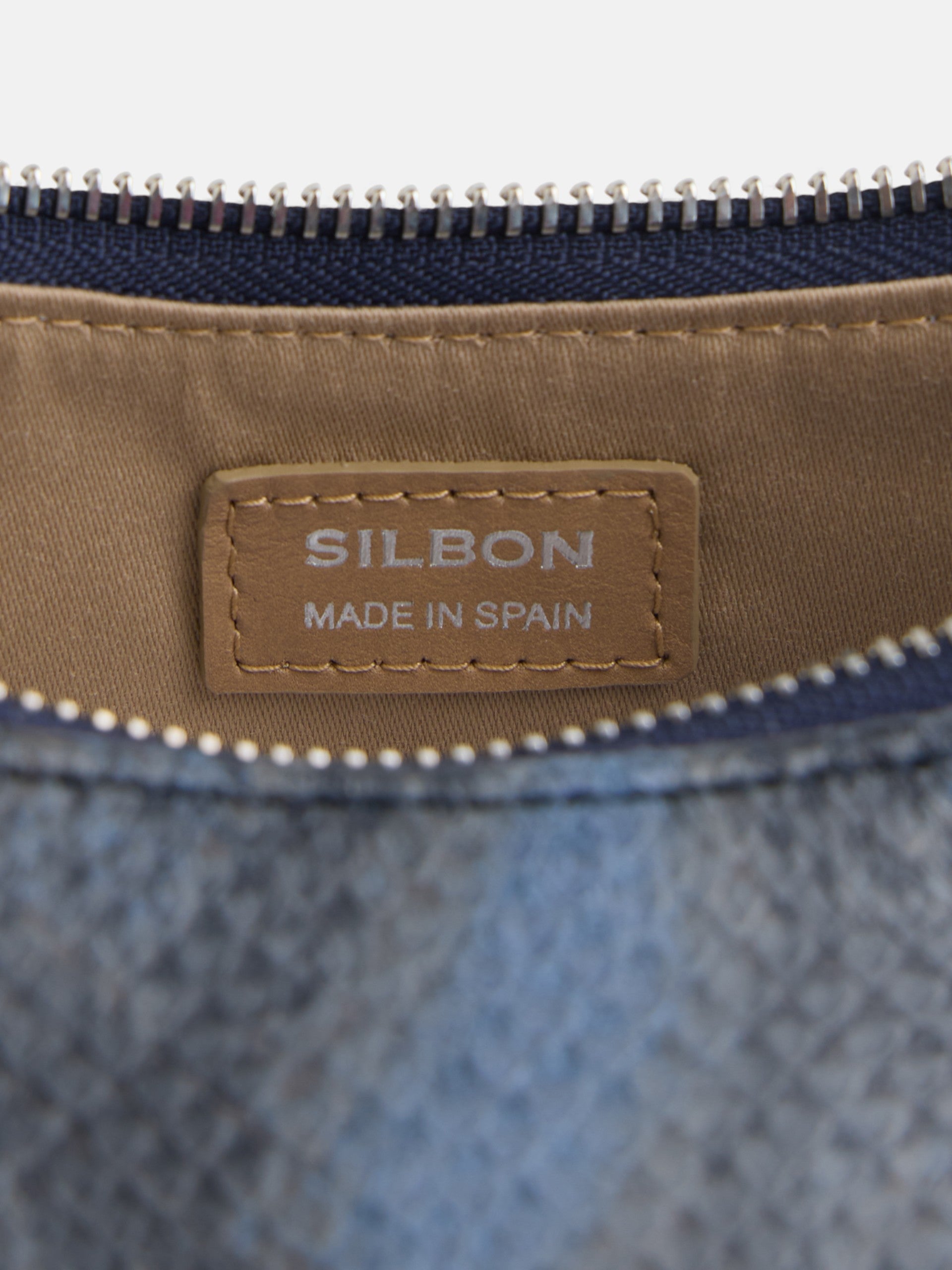 Bolsa pochette em pele com estampado animal azul