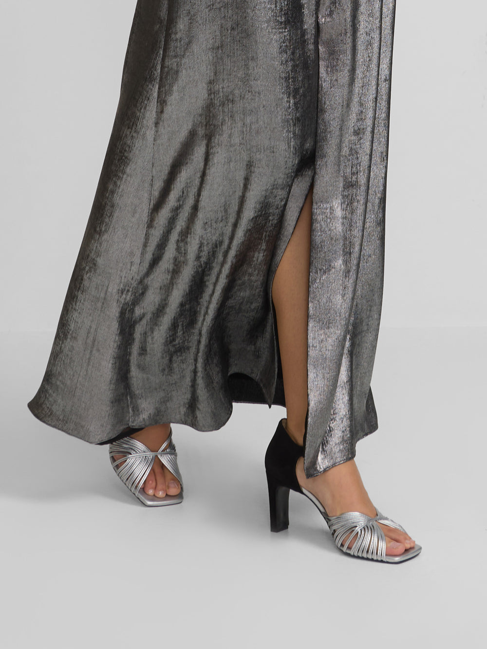 Vestido largo asimetrico plata