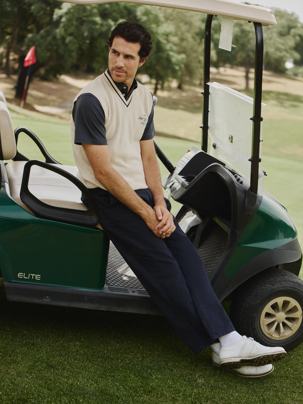 Colete Beltran Lozano em malha, decote em bico, creme