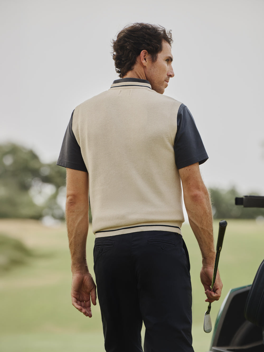 Colete Beltran Lozano em malha, decote em bico, creme