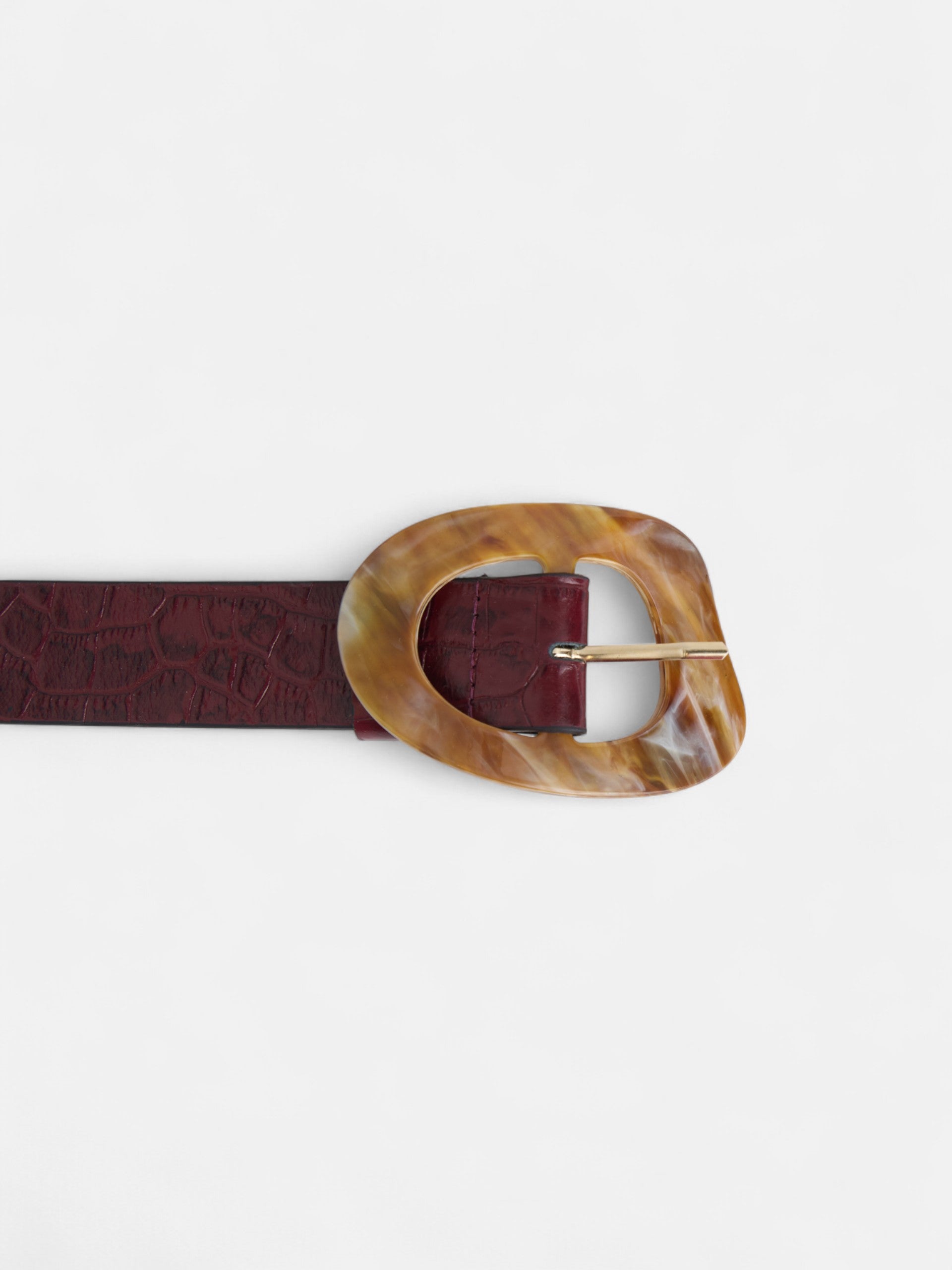 Leather belt with burgundy coconut buckle