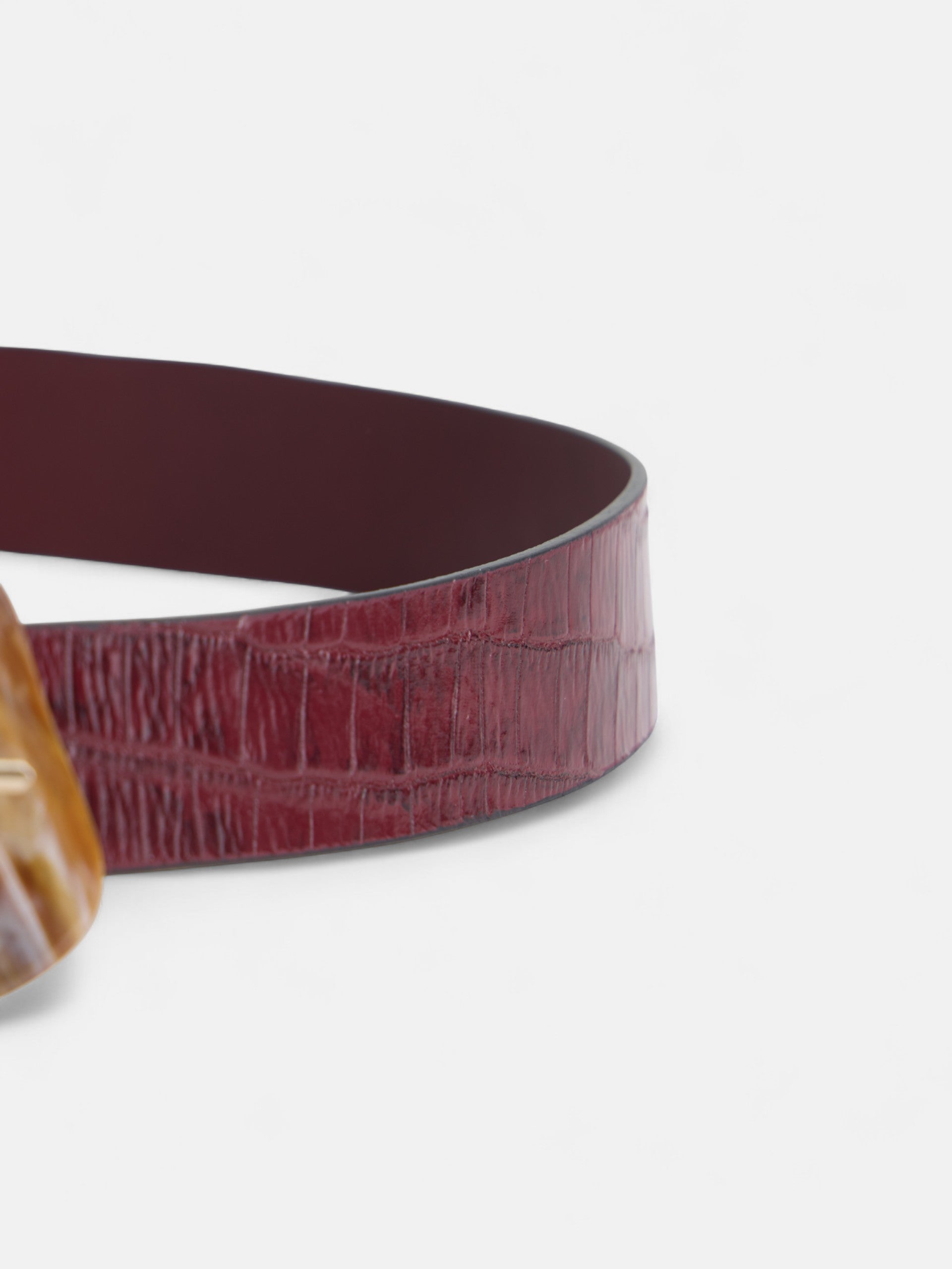 Leather belt with burgundy coconut buckle