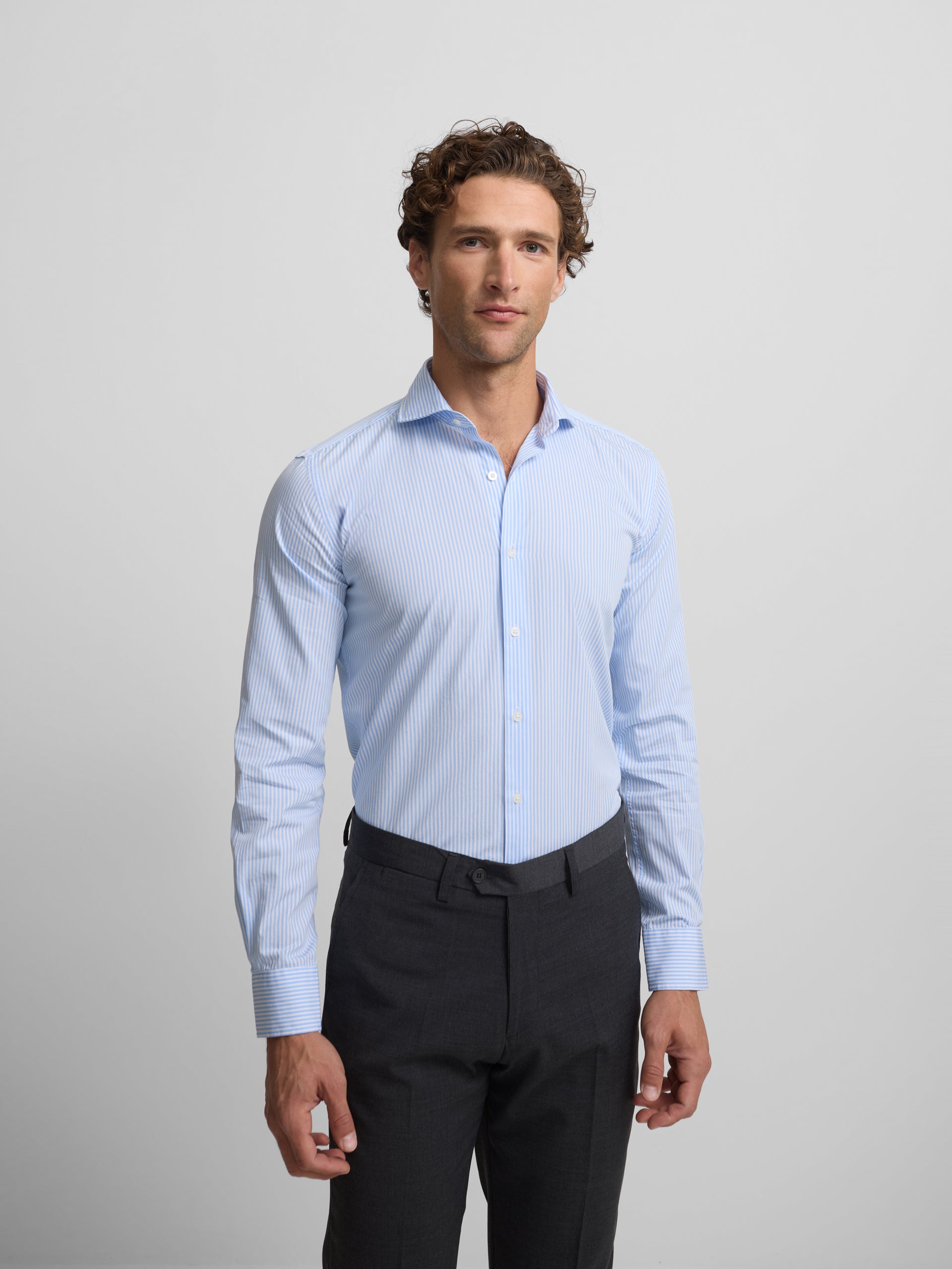 Camisa de vestir às riscas azuis