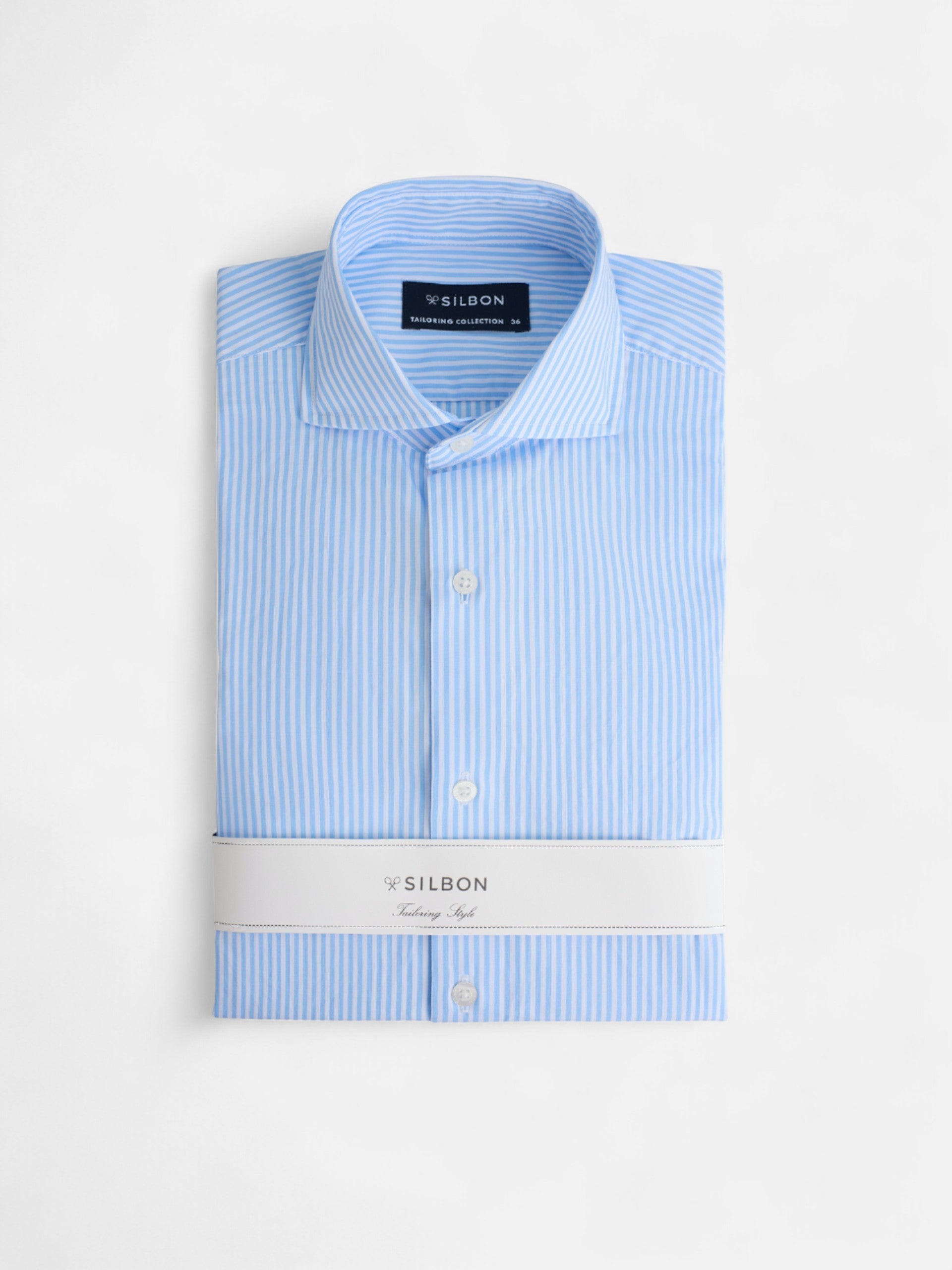 Camisa de vestir às riscas azuis