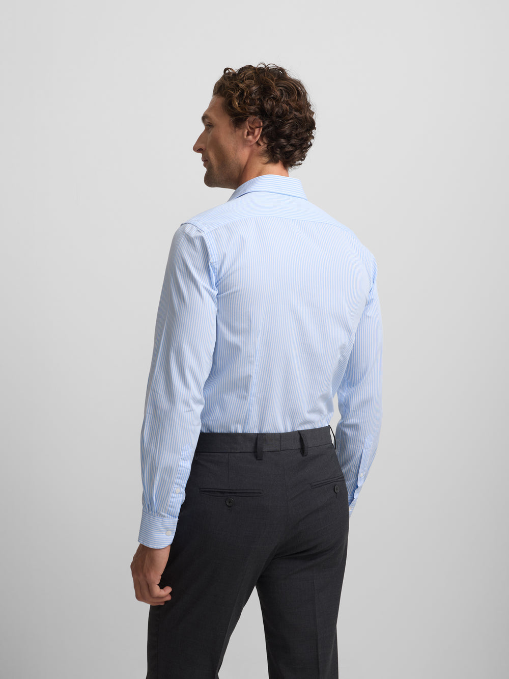 Camisa de vestir às riscas azuis