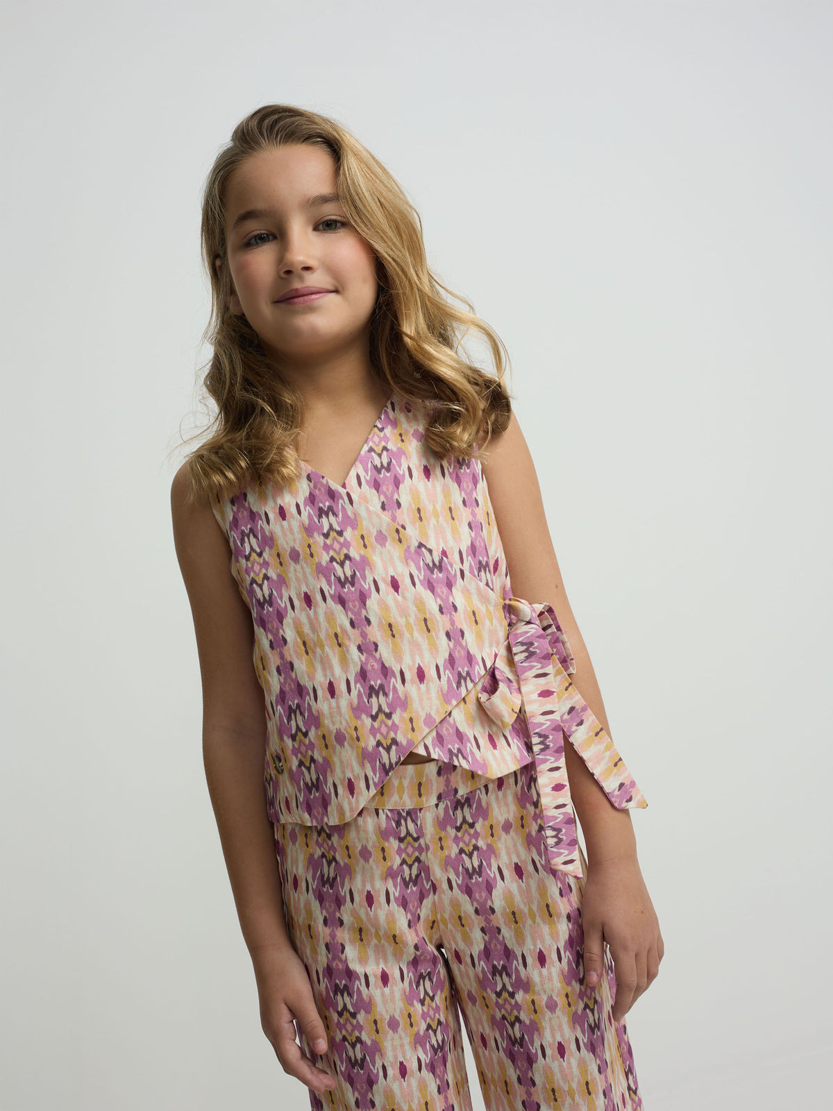 Colete de menina em linho estampado ikat rosas
