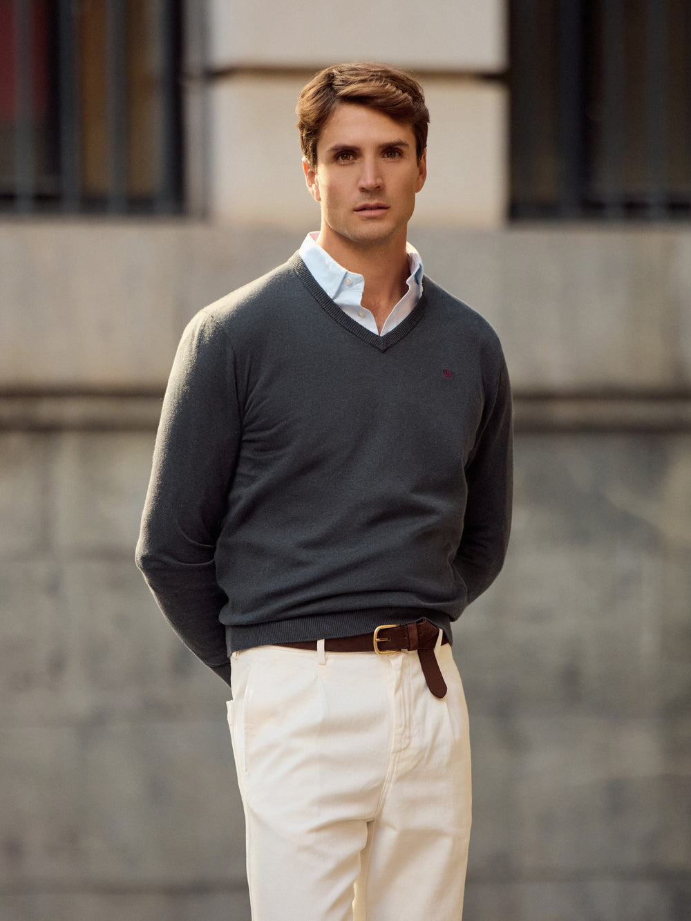 Camisola clássica de decote em bico azul cinzento