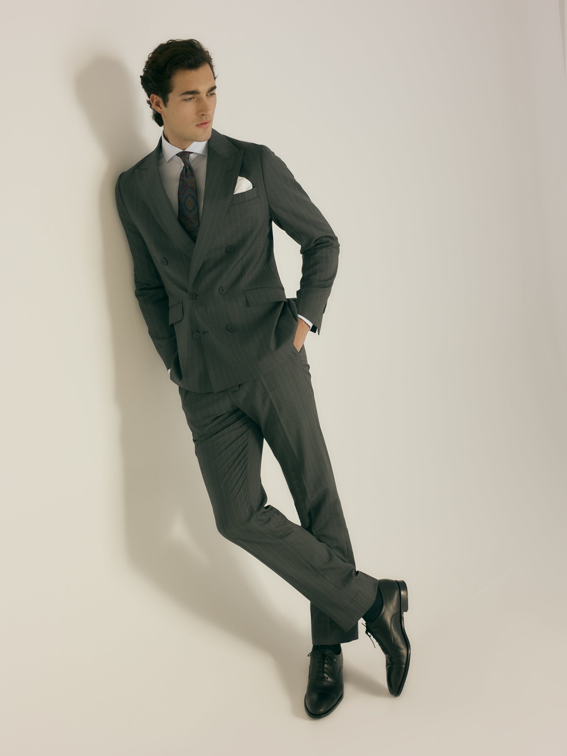 Pantalon de costume croisé à rayures diplomatiques gris