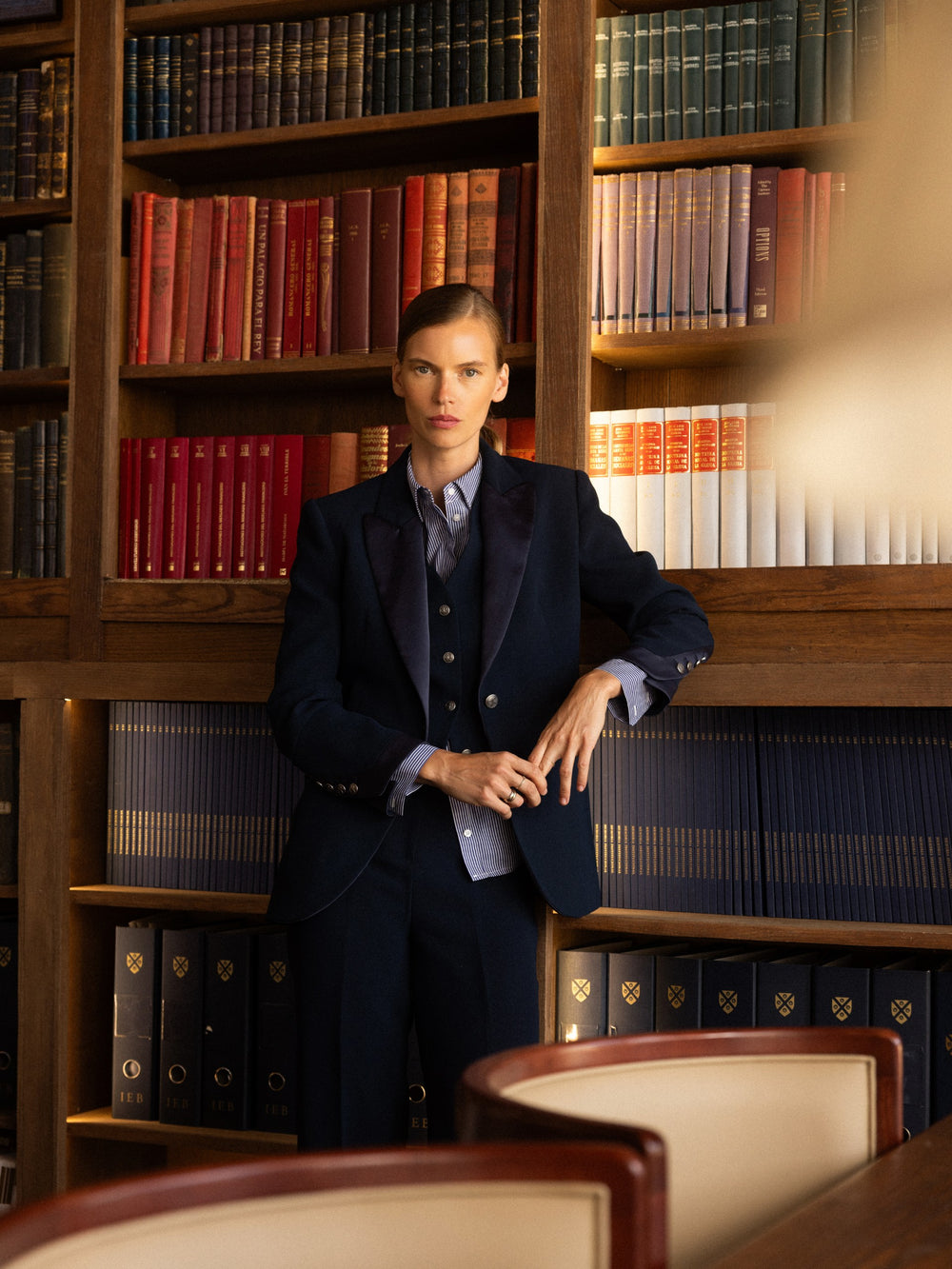 Blazer clássico com detalhes em cetim azul-marinho