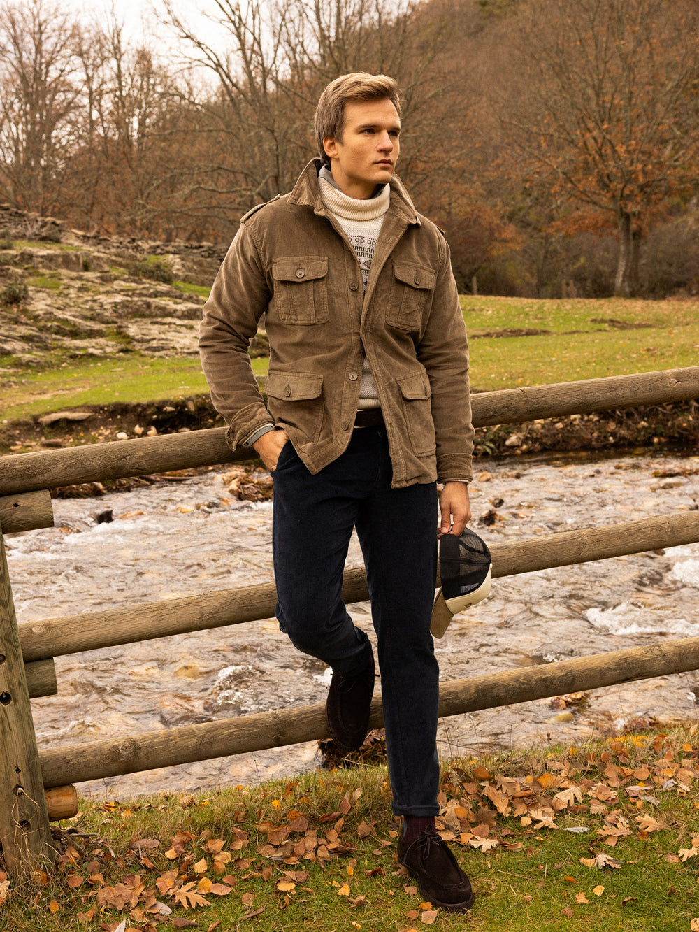 Calças chino desportivas de bombazina com pregas azul-marinho