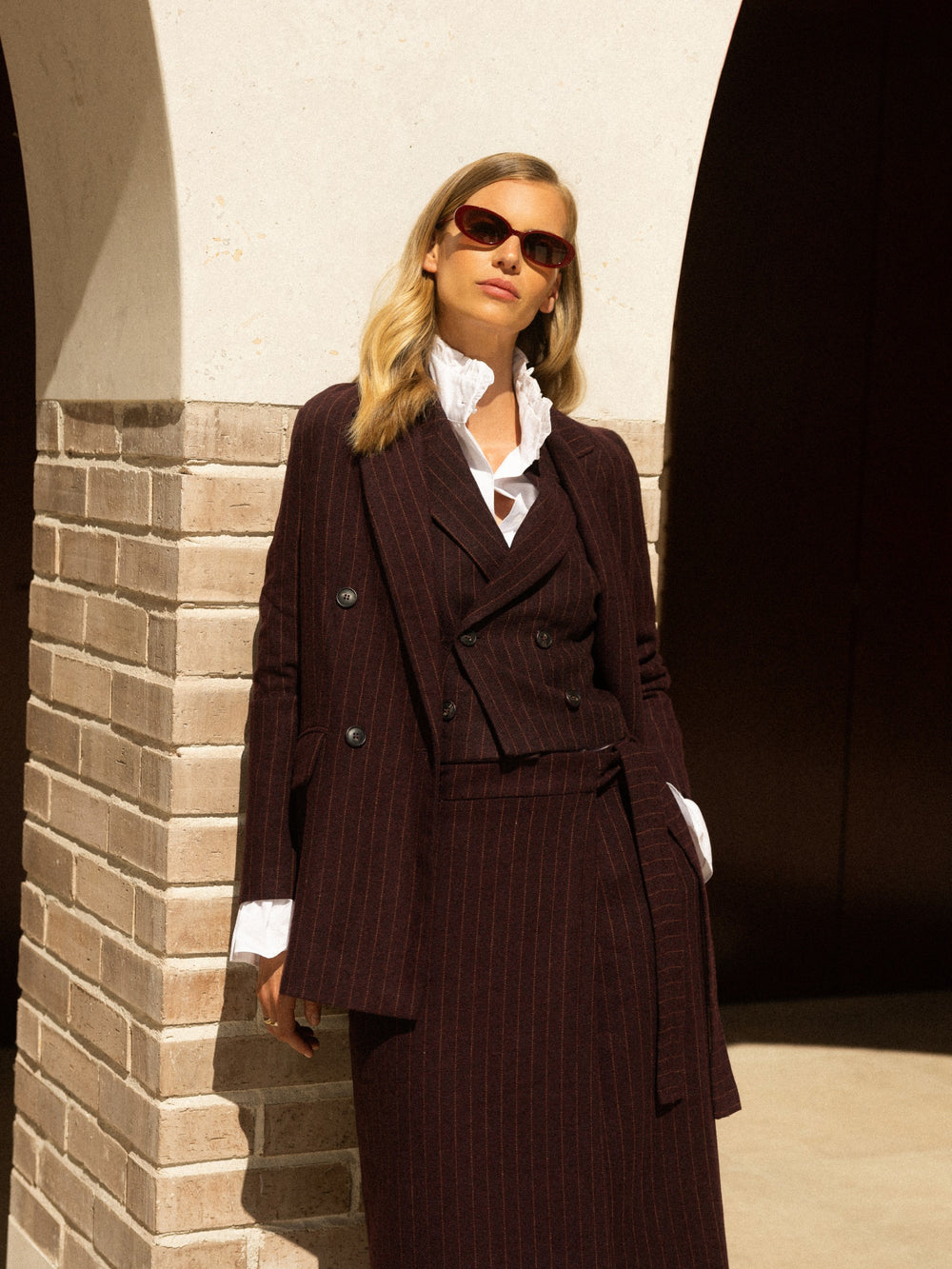 Blazer risca diplomática bordô