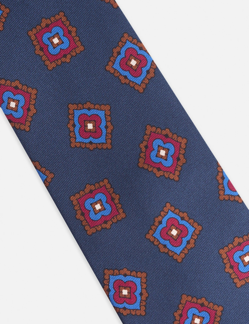 Corbata de color azul con estampado de rombos