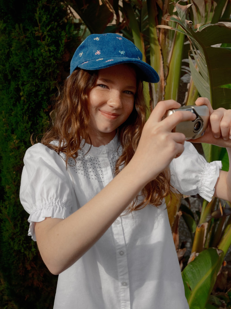 Camisa de menina franzida em linho branco