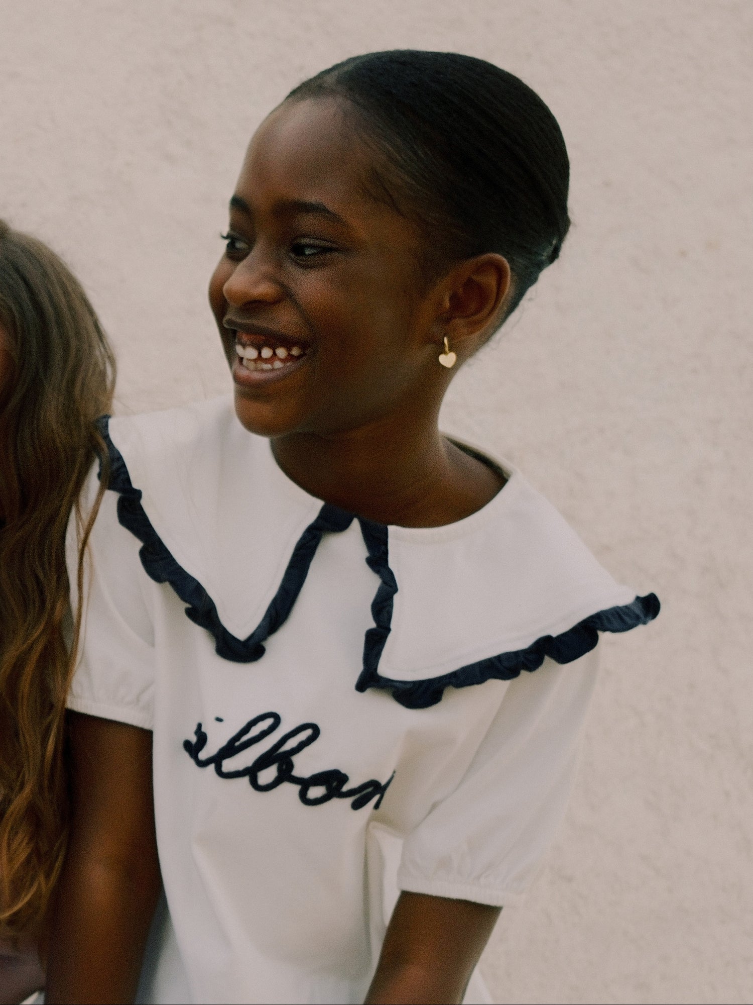 Girl's white short-sleeve T-shirt with Peter Pan collar