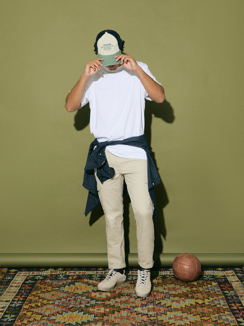 Plain t-shirt with white mini logo patch