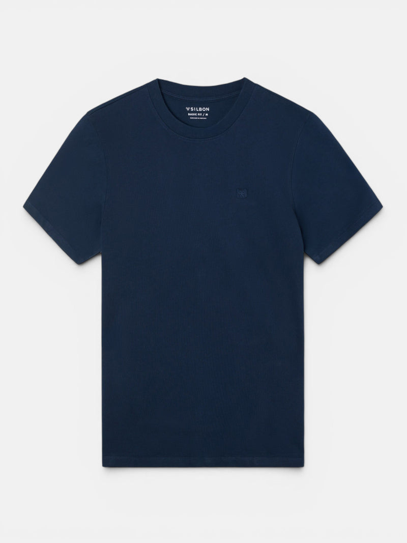 Plain t-shirt with navy blue mini logo patch