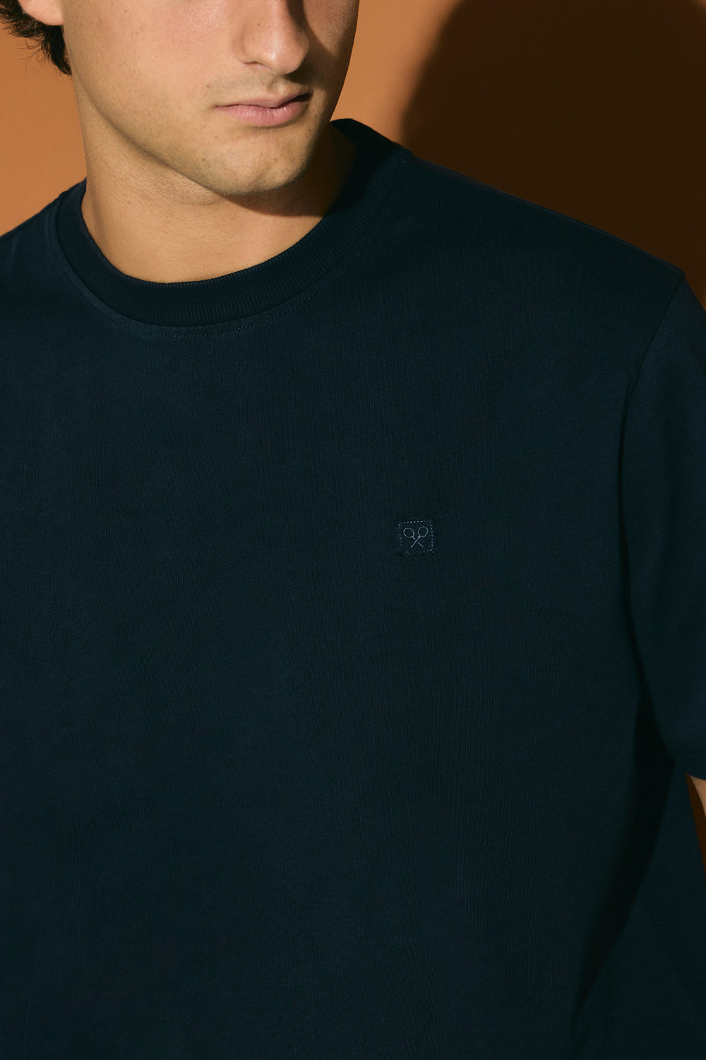 Plain t-shirt with navy blue mini logo patch