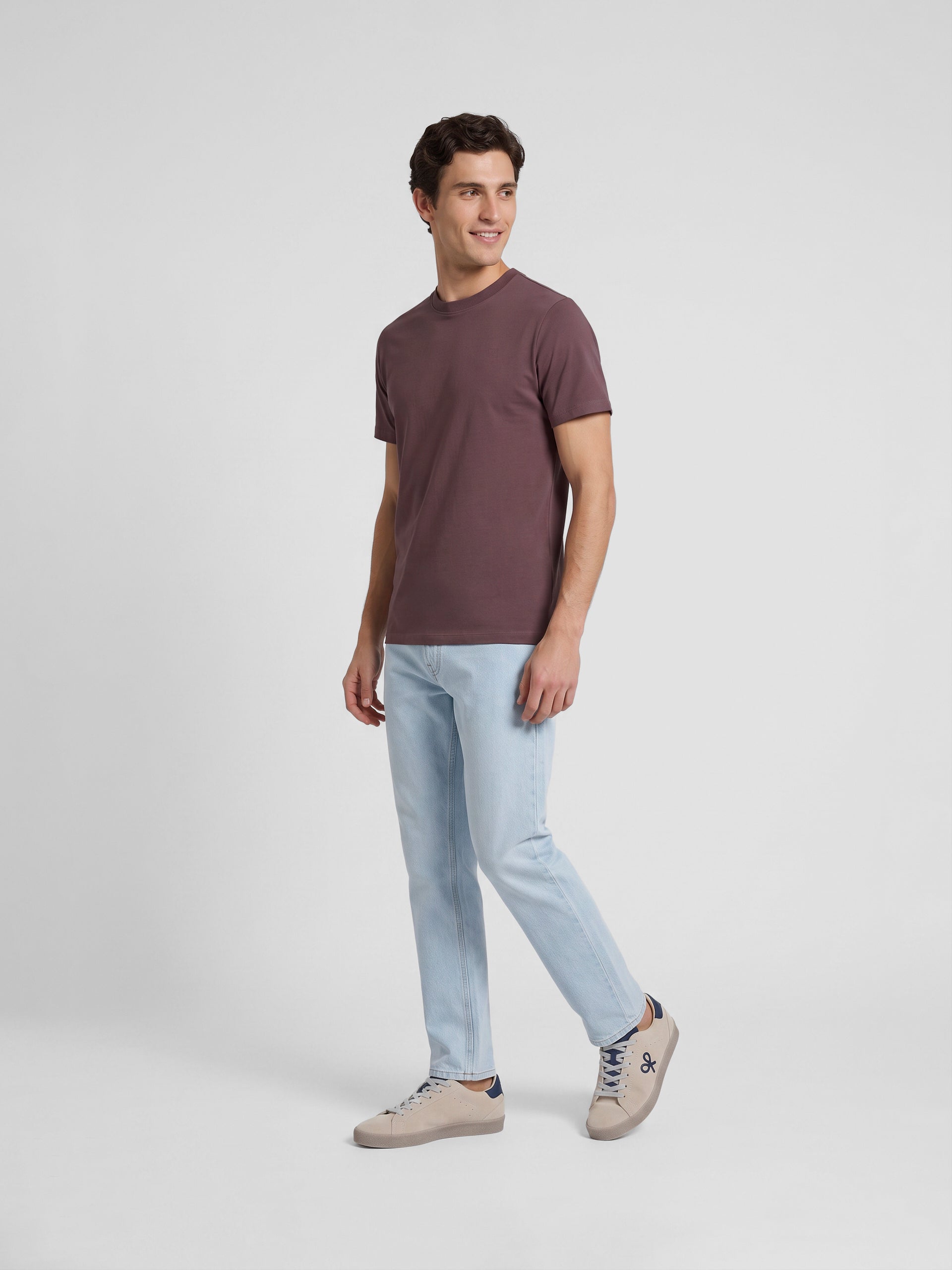 Plain t-shirt with mini logo patch in burgundy