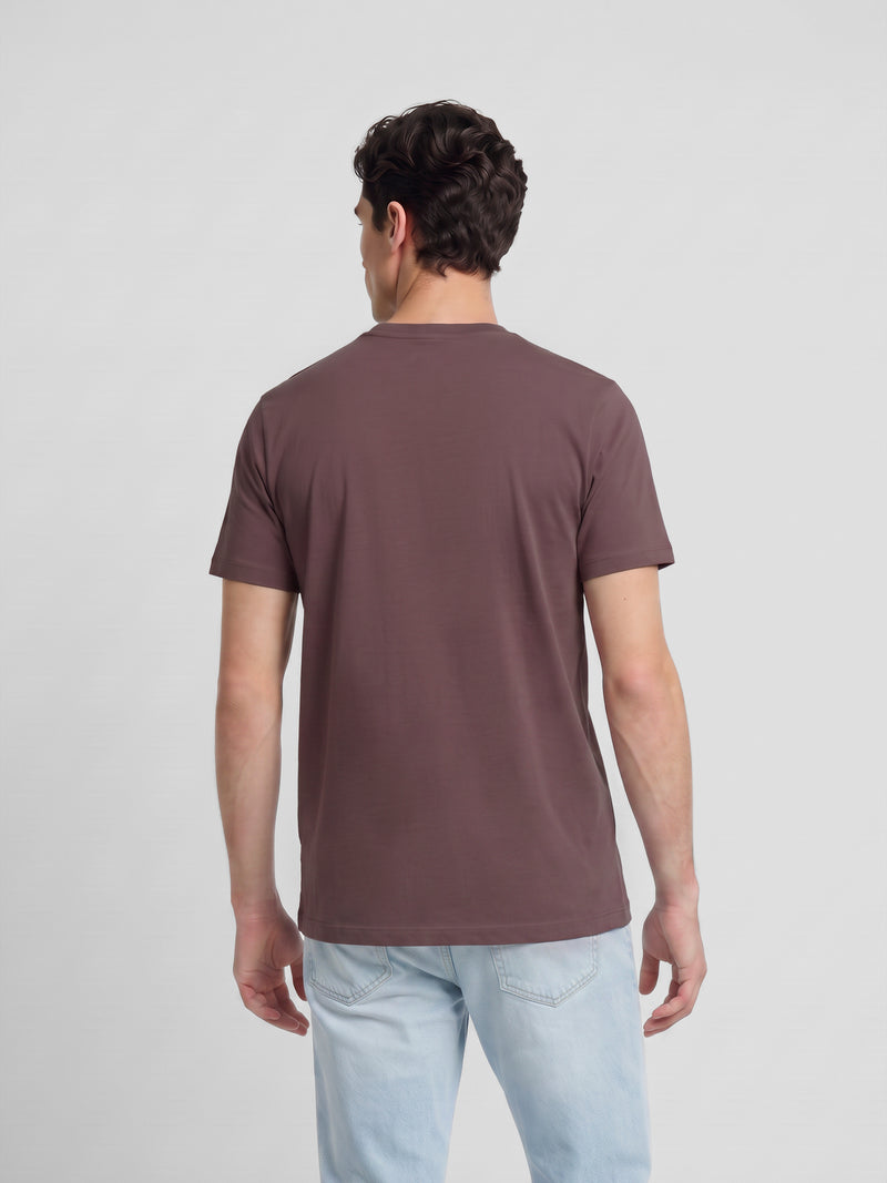 Plain t-shirt with mini logo patch in burgundy