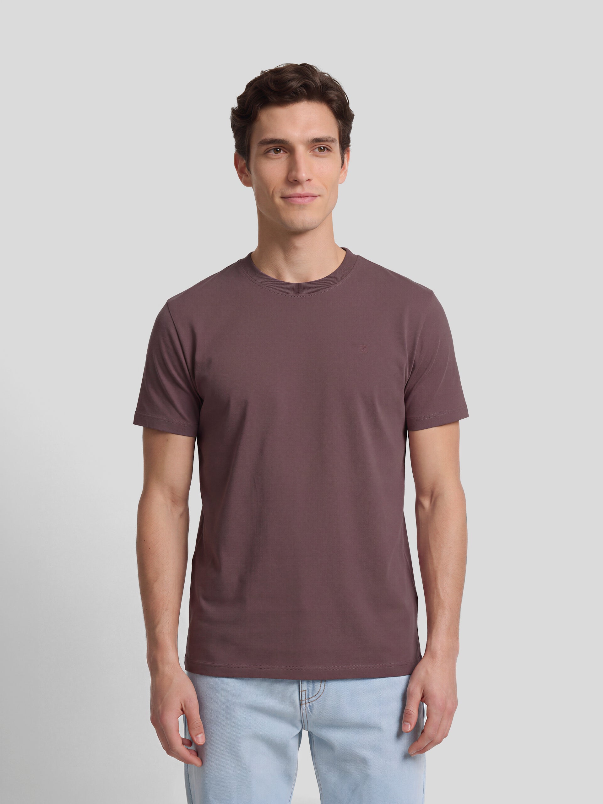 Plain t-shirt with mini logo patch in burgundy