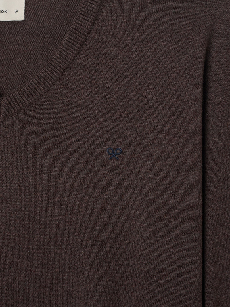 Pull col en V marron
