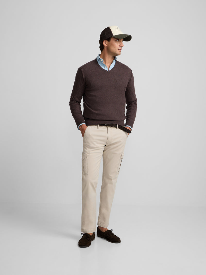 Pull col en V marron