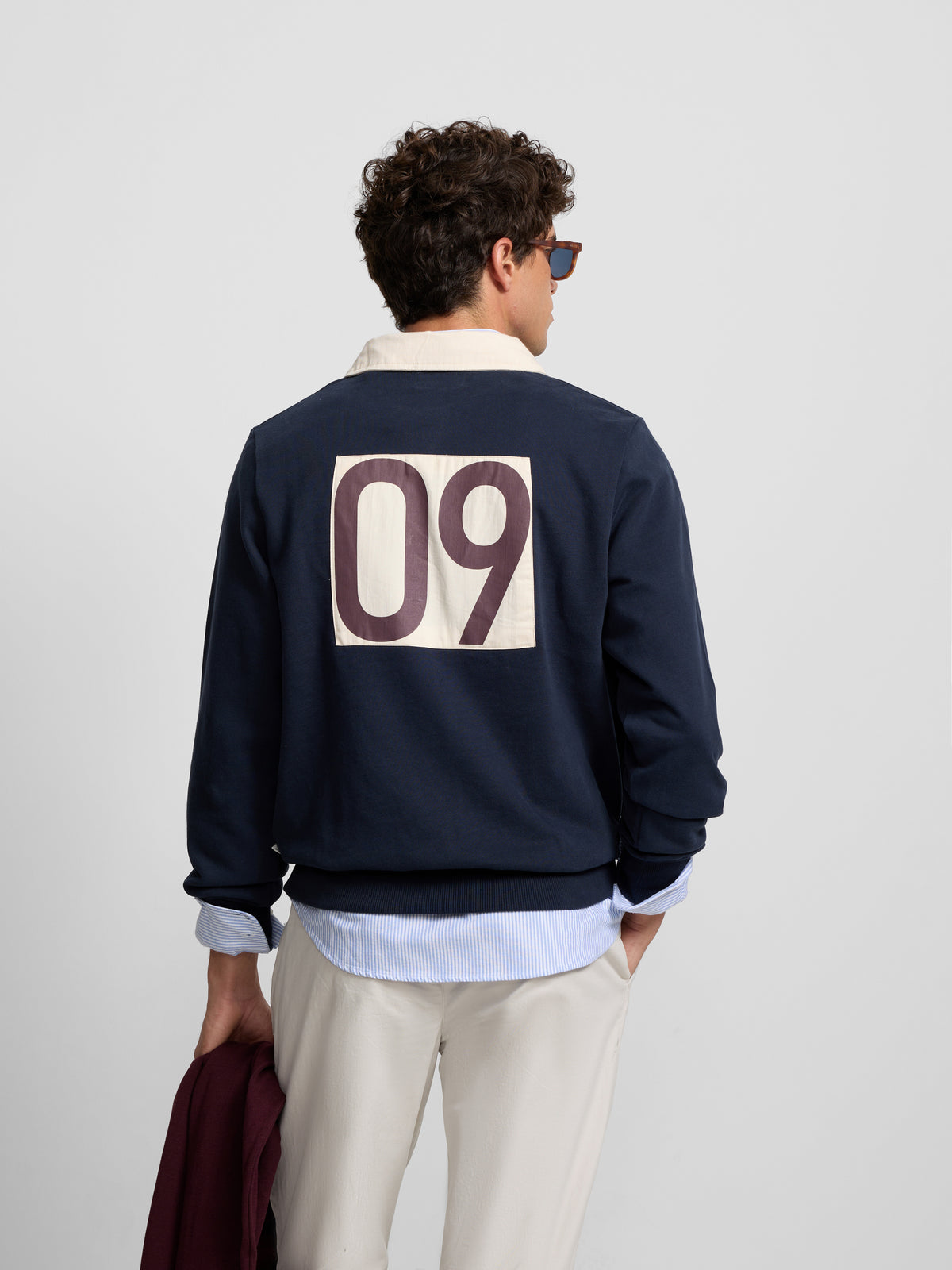 Sweatshirt gola polo com emblema azul-marinho