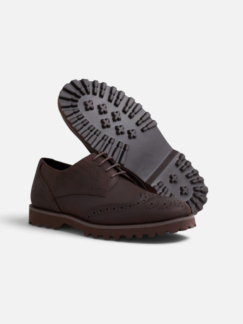 Sapato clássico em pele perfurada castanha