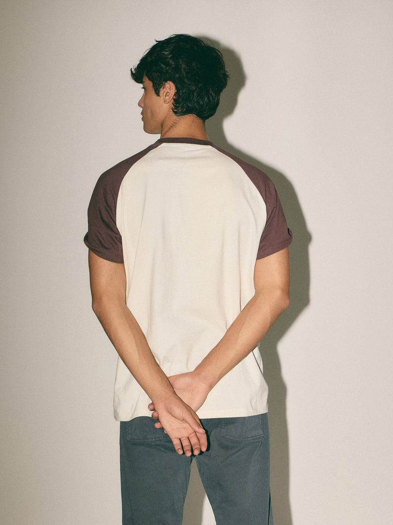 Camiseta relaxed fit mangas contraste bordô