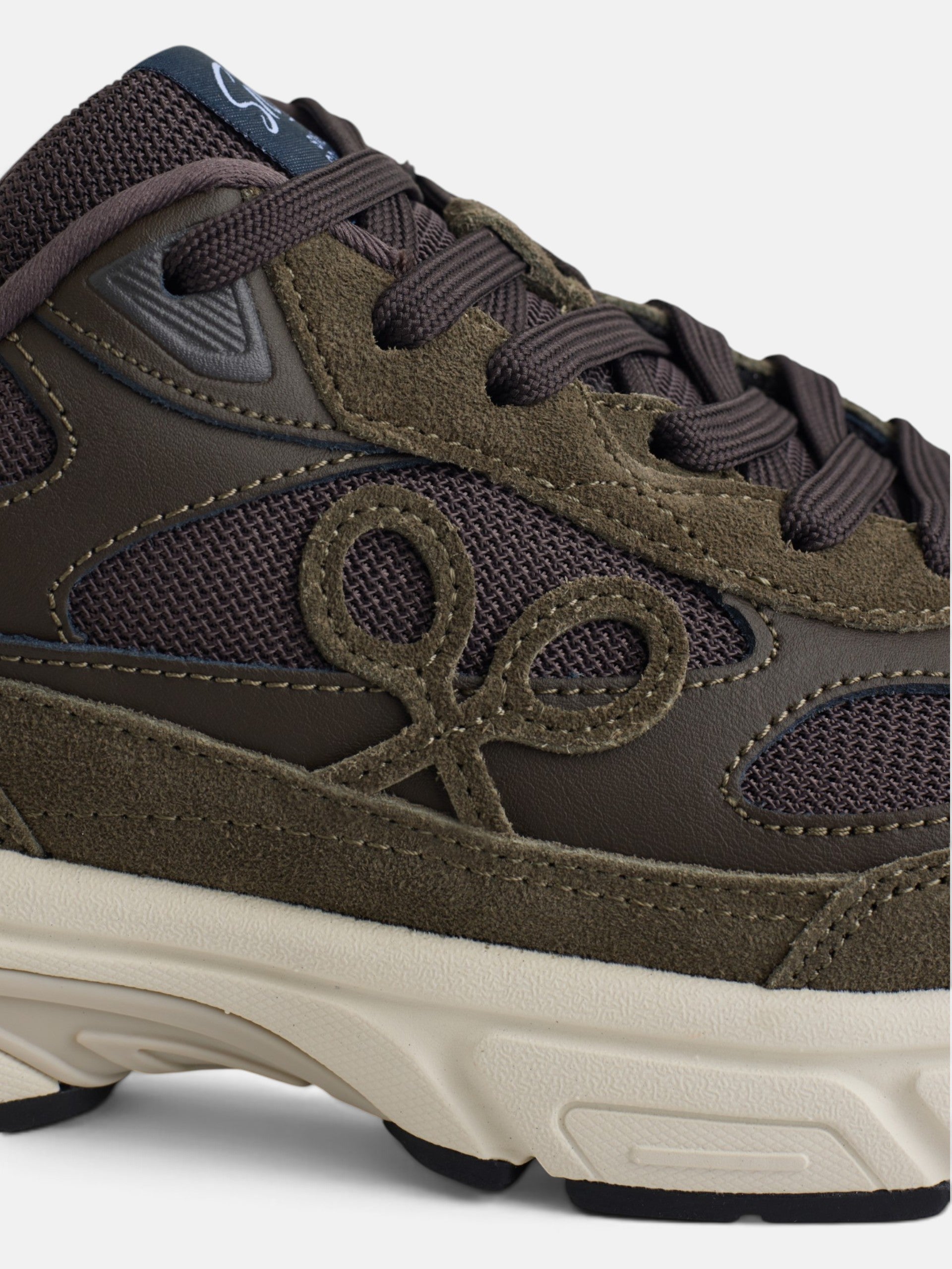 Zapatilla running tono marron