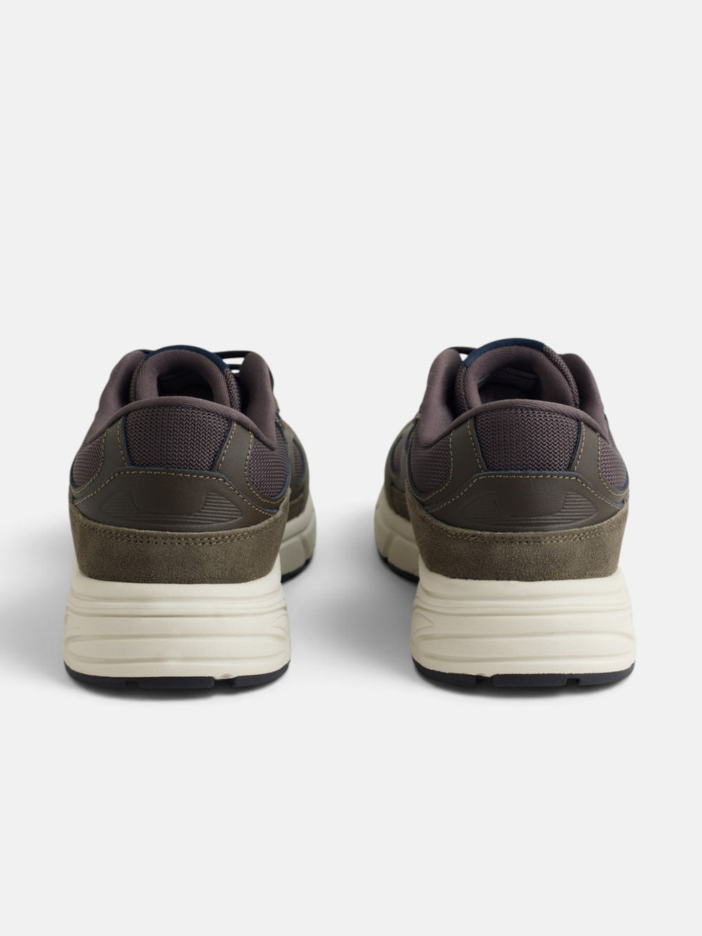 Zapatilla running tono marron