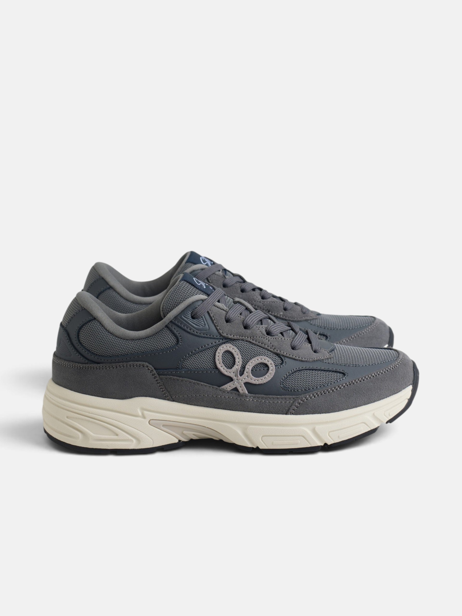 Zapatilla running tono gris