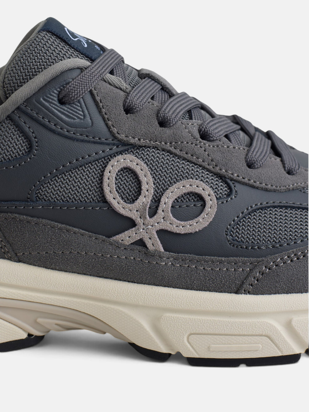 Zapatilla running tono gris