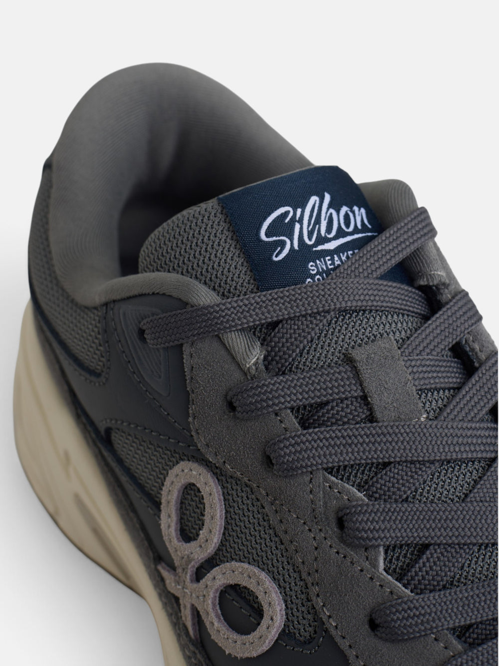 Zapatilla running tono gris