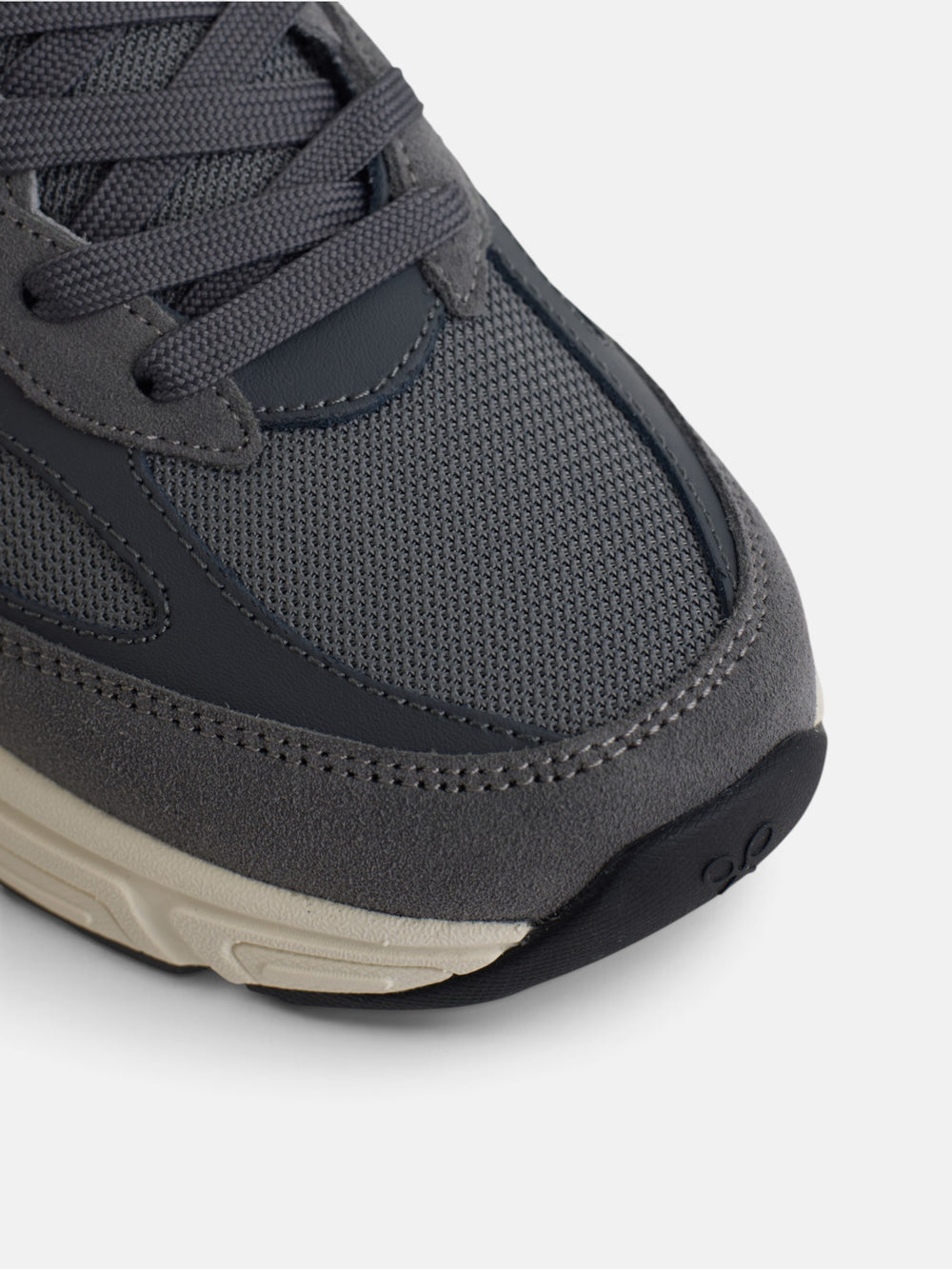 Zapatilla running tono gris