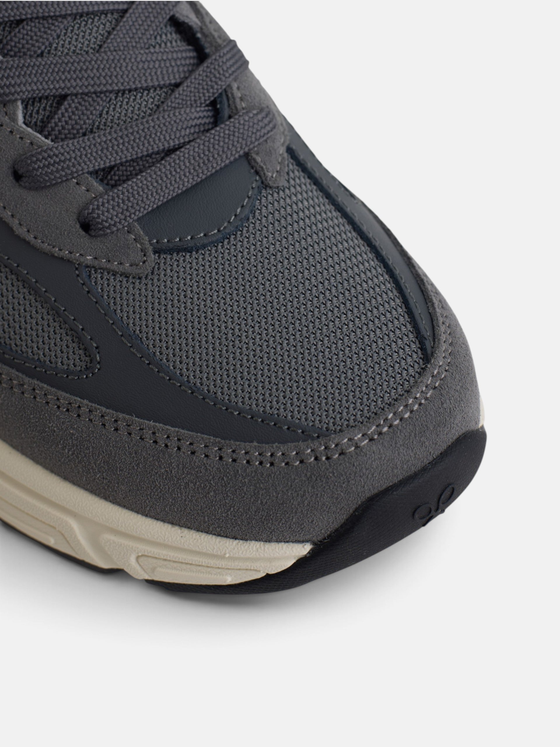Zapatilla running tono gris