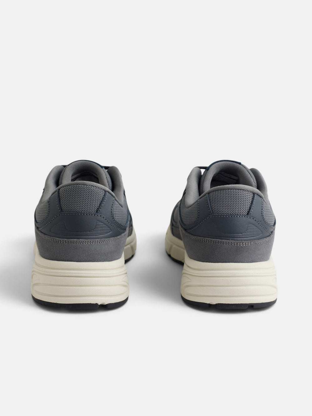 Zapatilla running tono gris