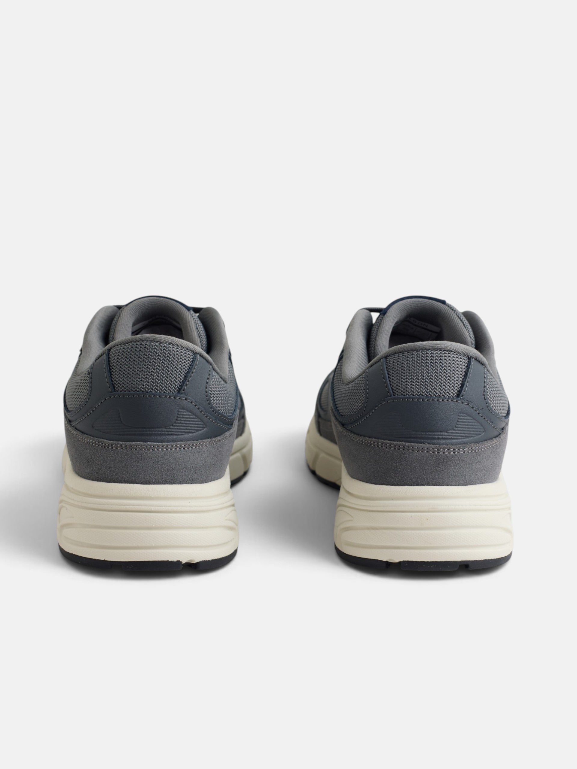 Zapatilla running tono gris