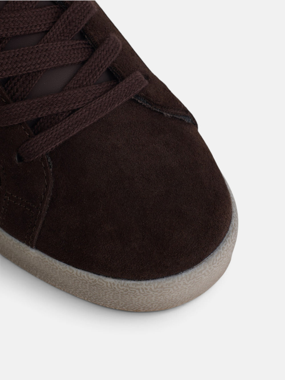 Zapatilla serraje desgastada marron