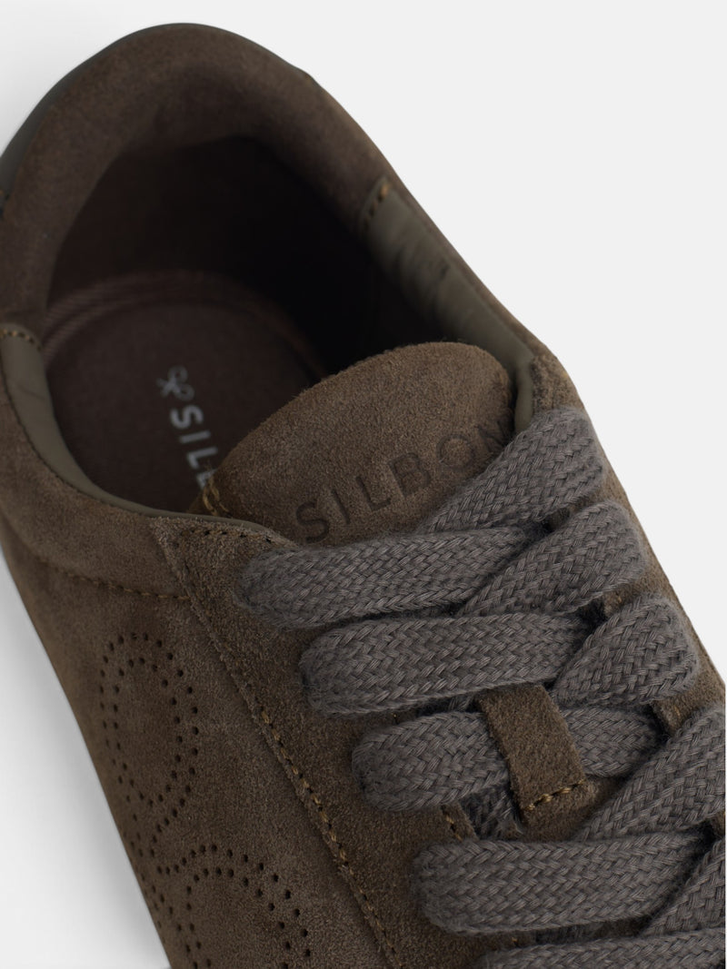 Zapatilla serraje logo perforado marron